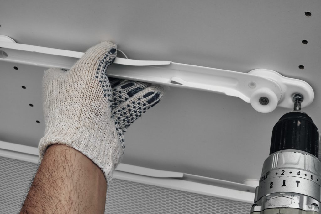 Mand der skruer beslag til skuffer fast - Vedligeholdelse